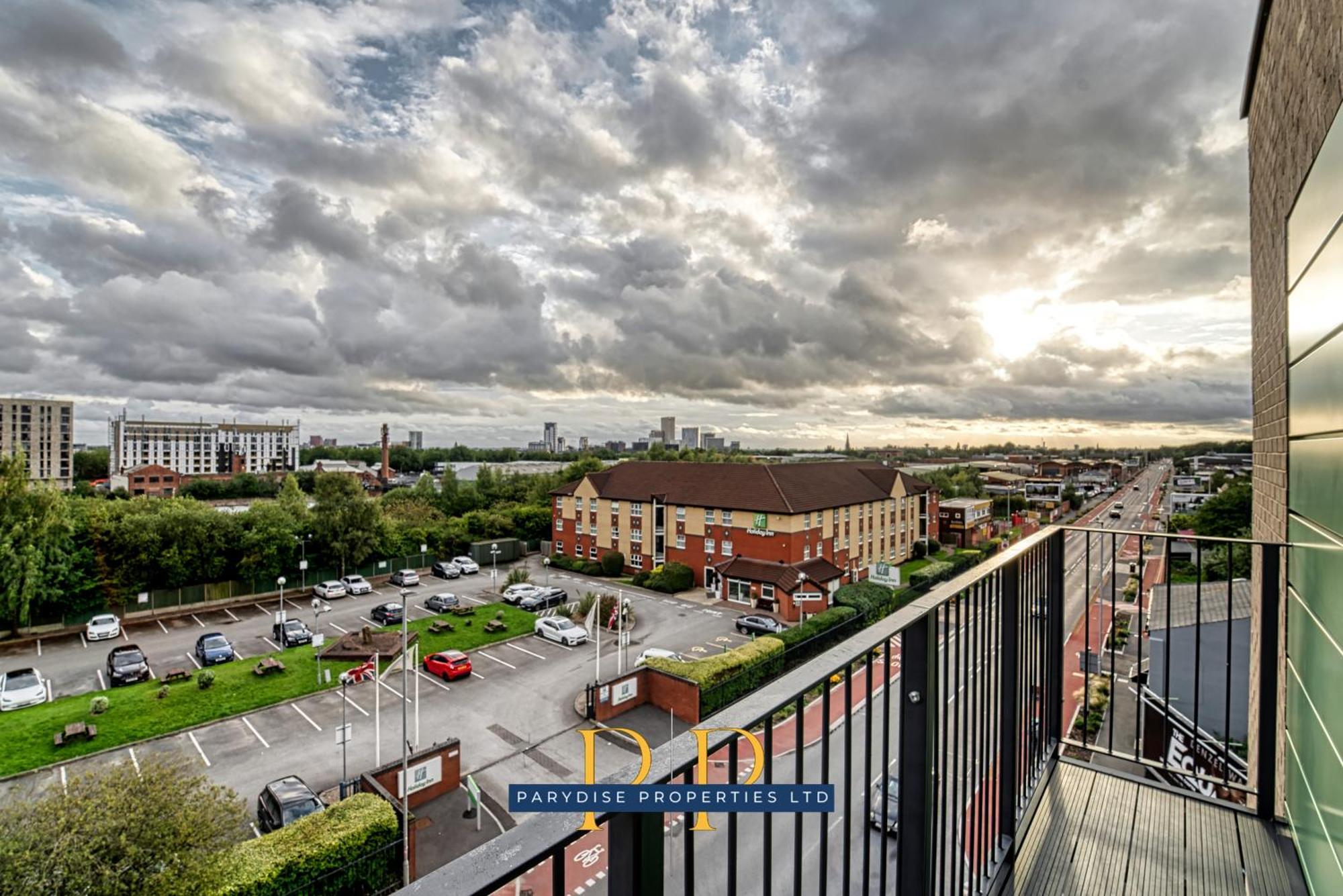 The Middlewood Plaza Suite - By Parydise Properties - Business Or Leisure Stays, Central Location, Sleeps 4, Salford مانشستر المظهر الخارجي الصورة