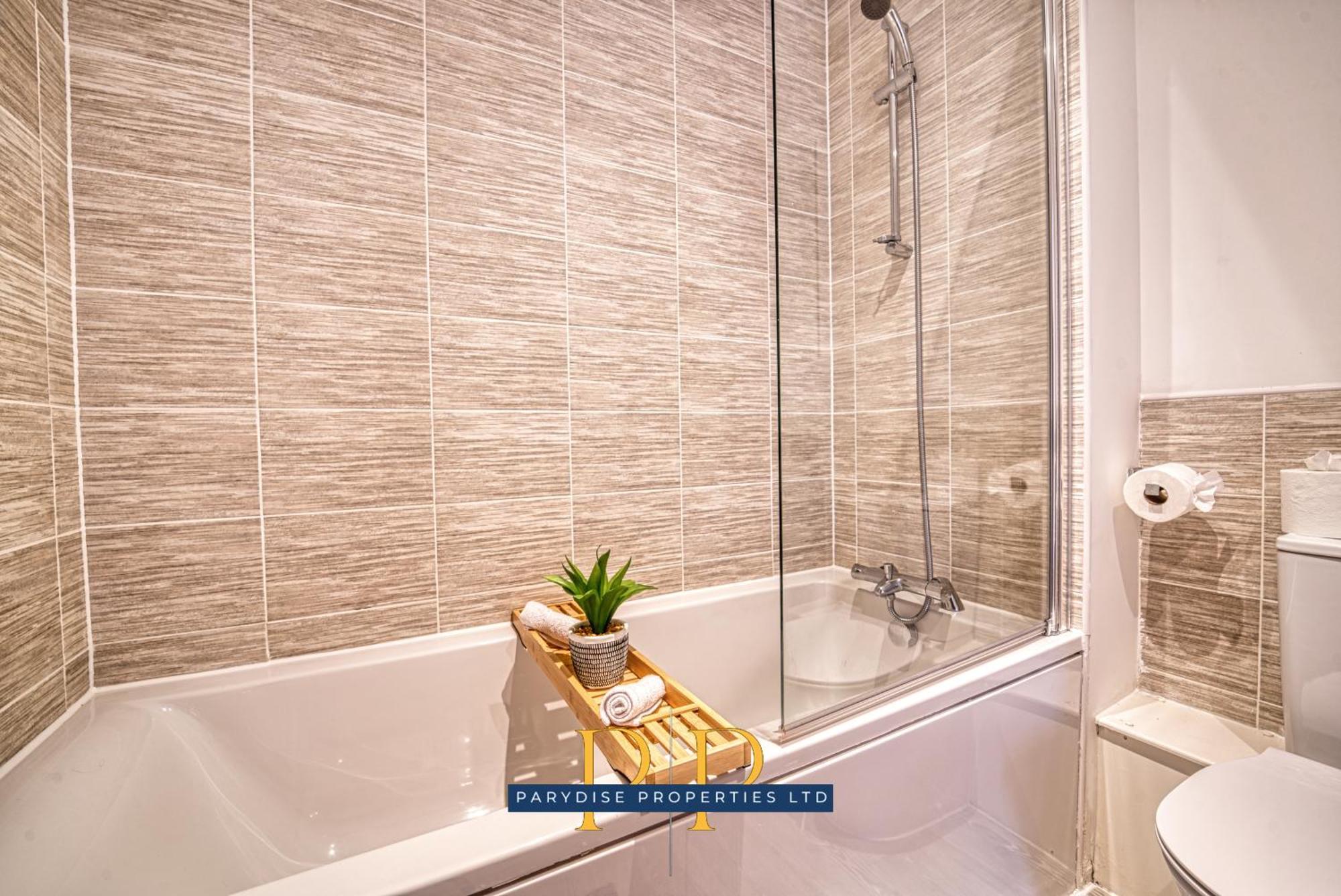 The Middlewood Plaza Suite - By Parydise Properties - Business Or Leisure Stays, Central Location, Sleeps 4, Salford مانشستر المظهر الخارجي الصورة